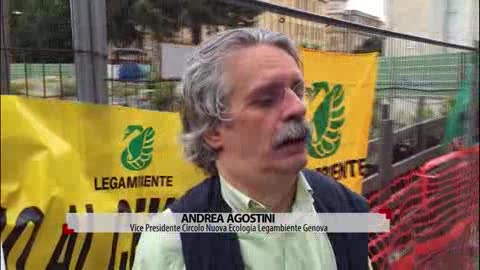 Flash mob di Legambiente: secchiello e paletta davanti al cantiere del San Martino