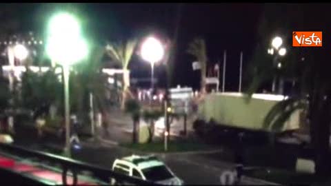 Strage di Nizza, camion irrompe nell'area pedonale inseguito dalla polizia poi l'attentato