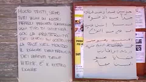 I migranti lasciano la Chiesa di Sant'Antonio ricordando le vittime della strage di Nizza