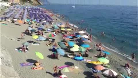 Ambulanti abusivi in spiaggia, a Savona arrivano i manifesti con le multe