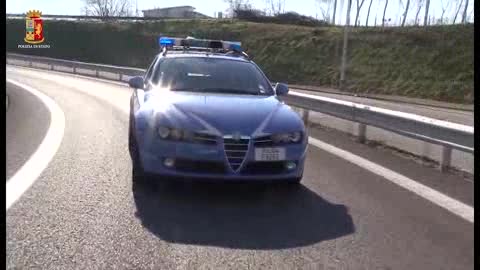 Giovani al volante, le cattive abitudini d'estate tra alcol e selfie