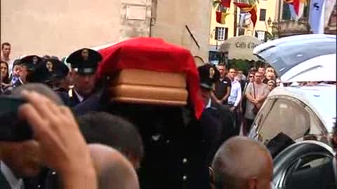 Funerali Diego Turra, le immagini dell'ingresso del feretro in cattedrale