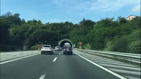 Camion si ribalta sulla A10, Liguria spaccata in due