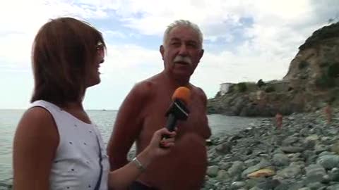 Vesima, la spiaggia con la diga fa-da-te: “Speriamo nel buon cuore del mare, se aspettiamo il Comune…”