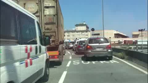 Innalzato il livello di allerta nei porti: traghetti in ritardo, code in autostrada 