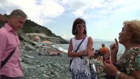 Spiaggia dei massi di Vesima, lo sfogo dei bagnanti: “Il Comune pensi anche a chi non può pagare i lettini”