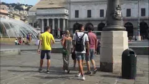 Estate a Genova, tanti turisti (e non solo) in coda all'Acquario