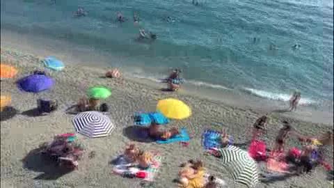 Blitz contro i 'furbetti dell'ombrellone', maxi sequestro sulla spiaggia di Sanremo