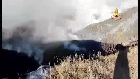 Incendio sulle alture di Genova, le immagini delle fiamme sul Monte Fasce