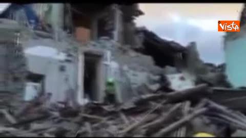 Terremoto in centro Italia, le persone in strada tra le macerie ad Amatrice 