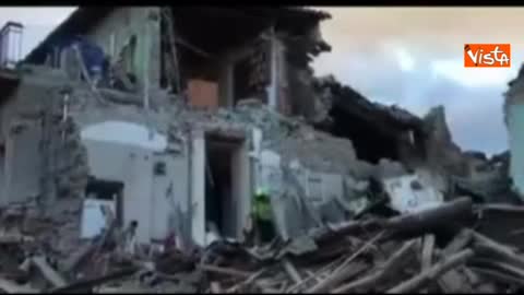 Terremoto, le persone in strada tra le macerie di Amatrice
