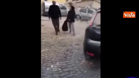 Terremoto in centro Italia: macchine distrutte sotto le macerie, gente in strada con le coperte