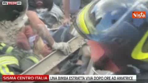 Terremoto, Giulia dopo ore estratta viva dalle macerie: il video che commuove il mondo