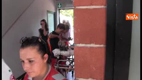 Terremoto, i funerali: un familiare colto da malore viene soccorso