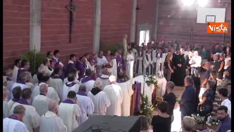Terremoto, i funerali: palestra gremita per le prime esequie