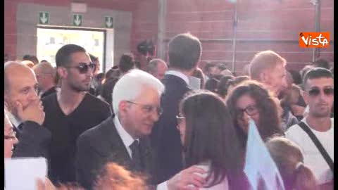 Terremoto, i funerali: Mattarella consola i parenti delle vittime