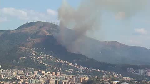 Incendio sotto il Monte Fasce, minacciate le case: le immagini (2)