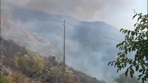 Incendio sotto il Monte Fasce, fiamme vicino alle case di Apparizione