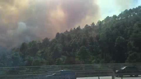 Grosso incendio sul passo del Bracco: le immagini dall'autostrada (1)