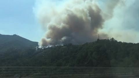 Grosso incendio sul Passo del Bracco: le immagini dall'autostrada (2)