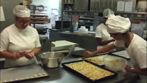 'Un ponte sul lavoro': i ragazzi sordomuti si cimentano in pasticceria