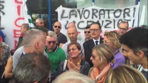 Ericsson, rabbia dei lavoratori: protesta davanti alla Fiera di Genova