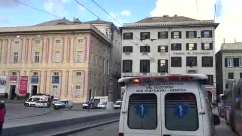 Corteo di 15 ambulanze in centro: presidio sotto la sede della Regione