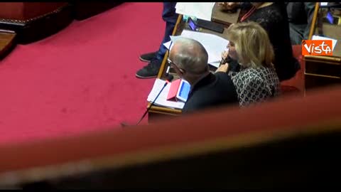 Renzi stringe la mano a Piano dopo il suo discorso in Parlamento