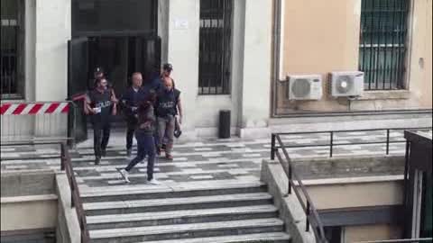 Omicidio Molassana: si è costituito Vincenzo Morso, le immagini mentre esce dalla questura di Genova 