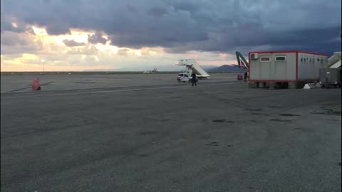 Attesa all'aeroporto di Genova per l'arrivo del premier Renzi