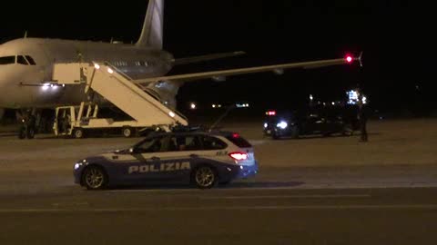 L'aereo del premier Matteo Renzi atterra all'aeroporto di Genova