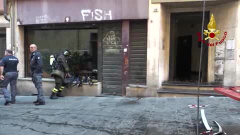 Centro storico, incendio in salita Prione: le immagini dei vigili del fuoco