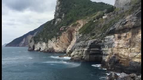 Esercitazione a picco sul mare con Soccorso Alpino e Guardia Costiera 