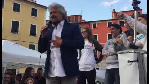 Referendum, Grillo a sorpresa a Sarzana: 