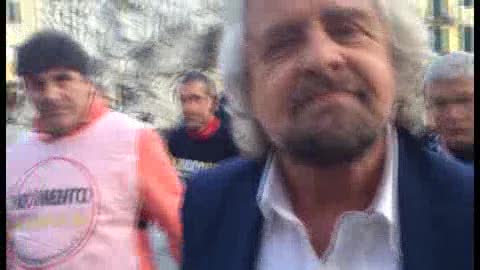 Referendum, Grillo a sorpresa a Sarzana: 