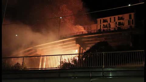 Vasto incendio nella notte in via Salvemini sulle alture di Pra': le immagini