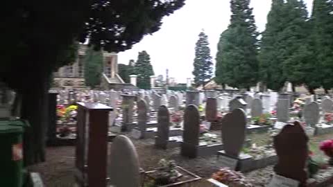 In parte ristrutturato, in parte cadente: le due facce del cimitero della Castagna