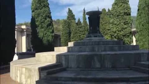 Al cimitero dei 'Pini Storti' di Sestri Ponente il pericolo viene dalle buche