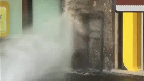 Genova, salta un tubo dell'acqua in centro: le immagini del 'gayser' in piazza Dante