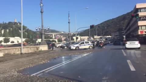 Si rompono due tubi dell'acqua a Staglieno e in piazza Dante, traffico in tilt a Genova