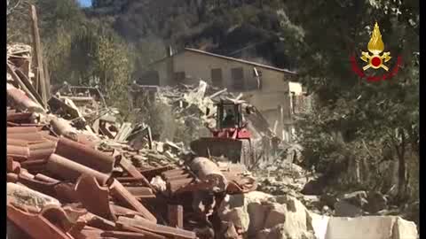 Terremoto centro Italia, Amatrice completamente distrutta ripresa dal drone