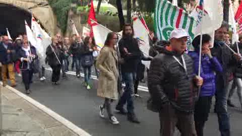 Poste, corteo a Genova: 