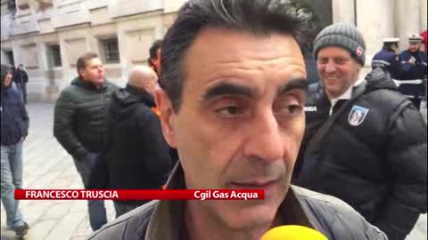 La protesta dei lavoratori Iren davanti al municipio