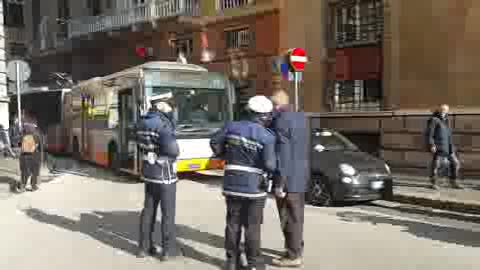 Piazza Fontane Marose: l'auto posteggiata blocca il bus ed è caos traffico