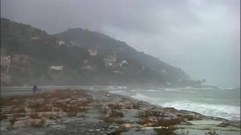 Allerta rossa, la mareggiata sulla costa di Imperia