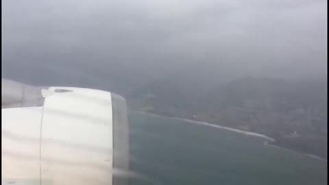 Allerta rossa, atterraggio dell'aereo al 'Cristoforo Colombo' di Genova 