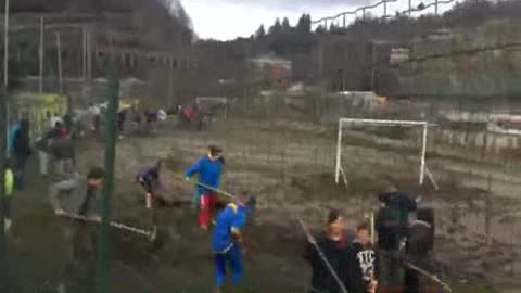 Maltempo, il campo sportivo di Cengio è distrutto: tutti i giovani a spalare il fango