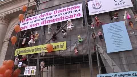 Violenza sulle donne, Cavo inaugura il 'Muro delle Bambole'. La commozione di Rosa Multari