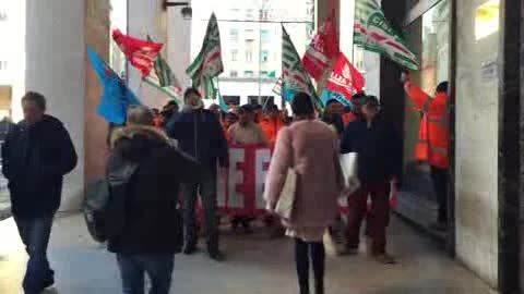 Lavoratori edili, protesta in centro a Genova contro 100 licenziamenti