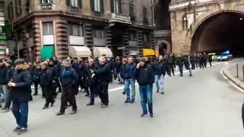 Atp, terzo giorno di sciopero selvaggio. Le immagini del corteo verso palazzo Tursi